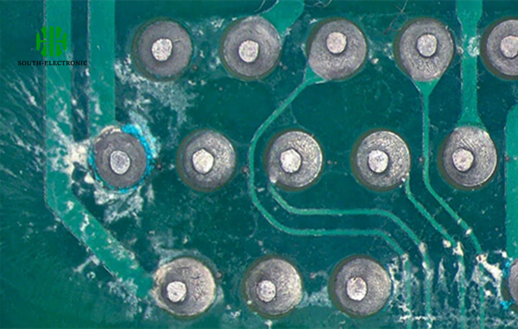 Рост дендритной меди на печатной плате