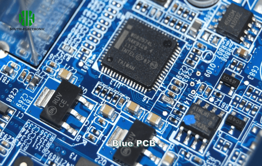 Gros plan d'un PCB bleu avec des composants